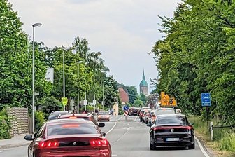 Letzter Bauabschnitt auf B 95 beginnt: Kreuzung in Annaberg bleibt Nadelöhr - Aufgrund der Baustelle staut sich der Verkehr an der Feldschlösschen-Kreuzung in Richtung Kaufland. Doch die Baustellenampel ist so geschaltet, dass sich die Wartezeiten in Grenzen halten. 