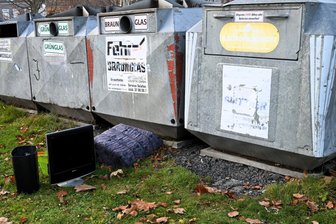 Letzter Elektronikschrottcontainer soll weg – Bürger befürchten Entsorgung im Wald - Noch steht der Elektronikschrottcontainer im Rathausgarten von Netzschkau, doch seine Tage sind gezählt.