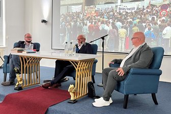 Letzter Geheimdienstchef der DDR in Lengenfeld: „Wir haben Leute zu Feinden gemacht“ - In der Reihe „Zeitzeugen im Gespräch" begrüßten Torsten Reichel (l.) und Rico Heller (r.) vom Verein Stadtleben Lengenfeld am Freitag den letzten DDR-Geheimdienstchef Heinz Engelhardt (Mitte).