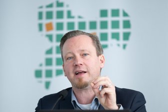 Letzter in Ostdeutschland? Experten sehen „hochdramatische Entwicklung“ und „echte Krisensituation“ für Sachsens Kommunen - „Wir hätten’s auch ehrlicherweise Anfang 2025 nicht erwartet, dass es so schlimm kommen würde“: Der Leipziger Finanzwissenschaftler Mario Hesse bei der Vorstellung des Gemeindefinanzberichts 2024/25 am Donnerstag in Dresden.