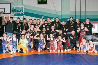 Letzter Kampf der Gelenauer Ringer weckt schon Lust auf die neue Saison - Mit den Einlaufkids und den nach Kampfende überreichten Bronzemedaillen gab es ein Teambild.