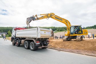 Letzter Kipper verlässt Gelände: Sanierung von Halde 65 abgeschlossen - Am Donnerstag verließ der letzte Kipper die Halde.