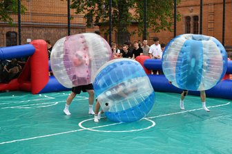Letzter Schultag in Rochlitz und Penig: So feiern die Schüler - Am Rochlitzer Gymnasium war beim Abschlussfest das Bubble-Soccer-Spielfeld beliebt.
