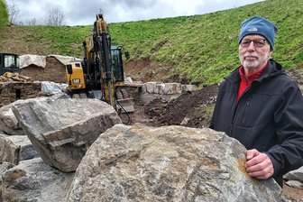 Letzter Schurf der Wismut im Erzgebirge gilt einem Kunstwerk - Manfred Speer vor den Resten des Nixenbrunnens und der neu entstehenden Stützmauer. Obwohl im Ruhestand, schaut sich der ehemalige Wismut-Projektleiter noch immer regelmäßig die Sanierungsfortschritte an.