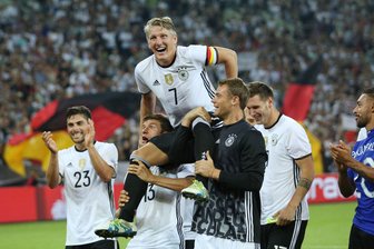 Letzter Sieg gegen Finnland beim Schweinsteiger-Abschied - Bastian Schweinsteiger wird nach seinem letzten Länderspiel gegen Finnland von Thomas Müller (l) und Manuel Neuer (r) auf Schultern getragen. (Archivbild) 