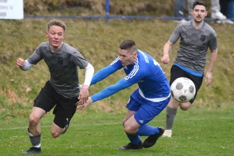 Letzter Spieltag der Fußball-Vogtlandklasse verspricht Dramatik - Der FSV Ellefeld (Elias Liebold, links) und Spitzenreiter SSV Bad Brambach (Erik Stübiger) haben im Aufstiegsrennen die besten Ausgangspositionen.