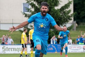 Letzter Spieltag mit Rechenschieber - Youssef Naemt bejubelt sein Tor zum 2:0 des SV Concordia gegen Wacker Plauen. Am Ende stand ein 3:1-Erfolg der Concorden, die mit einem Sieg gegen Neumark sicher in der Vogtlandliga bleiben würden.