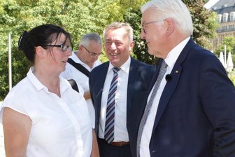Letzter Tag als Plauens Oberbürgermeister - Ralf Oberdorfer tritt ab - Bundespräsident Frank-Walter Steinmeier kam 2019 zu einem Kurzbesuch nach Plauen, im Foto im Gespräch mit Lehrerin Katrin Löwe.