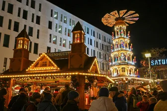 Letzter Tag auf dem Chemnitzer Weihnachtsmarkt und für die Nischel-Glühwein-Tasse - Noch bis Dienstagabend hat der Weihnachtsmarkt geöffnet.