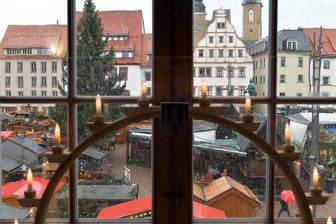 Letzter Tag auf dem Christmarkt Freiberg 2023: Christmarkt seit 14 Uhr geöffnet - Der Freiberger Christmarkt (Aufnahme des Obermarktes aus dem Rathaus heraus) wurde am Donnerstag aus Sicherheitsgründen um zwei Stunden verkürzt. Am Freitag öffnete er erst ab 14 Uhr.