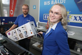 Letzter Tag bei Euronics in Freiberg: „Es ist ein blutendes Herz in mir!“ - Traurig, aber optimistisch: Laura Sucker und Maik Dittrich an der Kasse des Euronics Freiberg.