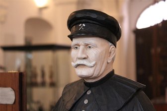 Letzter Wächter des Filzteichs kommt ins Schneeberger Museum - Der Berginvalide Franz Heinrich Bochmann wurde von Bernd Sparmann geschnitzt.