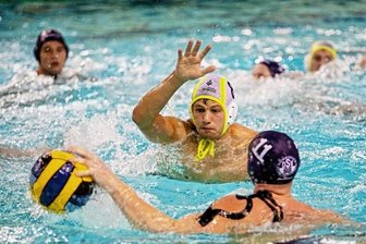 Letzter Wille zum Tor fehlt - Lasse Iffland (weiße Kappe) vom SVV Plauen attackiert hier seinen Duisburger Gegenspieler. Am ende unterlagen die Vogtländer in ihrem ersten Spiel nach dem Aufstieg mit 10:13.