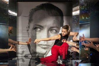 Letztes Tanzstück vor dem Intendantenwechsel ist Frauen gewidmet - Das von Annett Göhre choreografierte Ballettstück "Marie! Romy! Petra!" erzählt die Lebensgeschichten dreier berühmter Frauen, unter anderem dargestellt von Ensemble-Mitglied Yael Fischer.