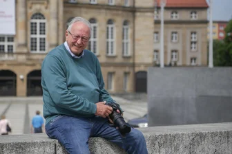 Letztes Telefonat: Erinnerungen an den weltberühmten Chemnitzer Fotografen Thomas Billhardt - 2018 war Thomas Billhardt in seiner Heimatstadt, weil er Fotos suchte, die seine Mutter Maria Schmid gemacht hatte. Er sammelte auch Erinnerungen an den Besuch in ihrem Atelier. Präsentiert wurde alles in einer Ausstellung.