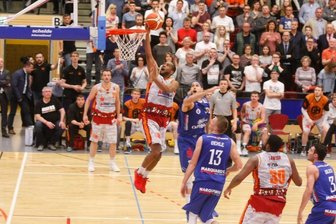 Letztes Viertel kostet Niners den Aufstieg - Rodrigo Pastore - Virgil Matthews zieht zum Korb, seine Niners unterlagen den Rockets nach einem dramatischen Spiel.