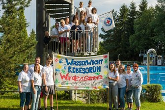Letztes Wasserrutschen vor dem Bad-Umbau: Wie es für die Wasserwacht Rebesgrün weitergeht - Letztes Wasserrutschen vor der Sanierung des Rebesgrüner Bades: Die Wasserwacht lieferte sich einen internen Contest in der Rinne.