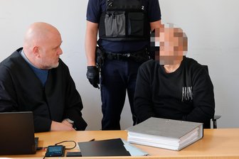 Letztes Wort vergessen: Nach kurioser Panne muss Tötungsprozess im Erzgebirge wiederholt werden - Zweiter Durchgang vor dem Landgericht: Der Angeklagte (r.) im Gespräch mit seinem Anwalt Ulf Weinhold.