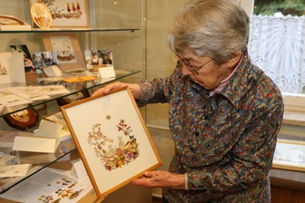 Letztmalig: Erzgebirgerin zeigt seltene Handwerkskunst - Tierbilder sind ihr am liebsten. Christiane Schlüssel in ihrer letzten großen Ausstellung.