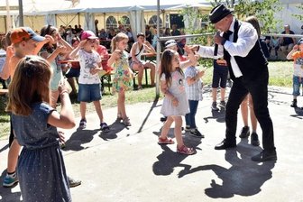 Leubetha lädt zum Tanze - Mr. Phoenix (im Foto) und Monjia kamen mit ihrem Programm aus Musik und Bewegung beim Dorffest Leubetha bei jung und alt gut an.