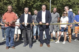 Leubetha: Neue Straße vorfristig fertig, andernorts startet der Endspurt - Straßenfreigabe in Leubetha: Ortsvorsteher Thomas Ittner, Adorfs Bürgermeister Rico Schmidt (SPD) und Landrat Thomas Hennig (CDU, von links) griffen zur Schere. Die Einweihung der seit Februar im dritten Bauabschnitt sanierten Kreisstraße wurde von vielen Einwohnern begleitet - weit mehr als den 15, die Ittner erwartet hatte.