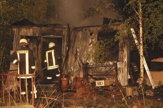 Leubnitz: Aufenthaltsgebäude niedergebrannt - Aus bisher unbekannter Ursache hat am Samstagabend auf einem Firmengelände am Körnerplatz in Leubnitz ein aus Metallblech bestehendes Gebäude in Flammen gestanden.