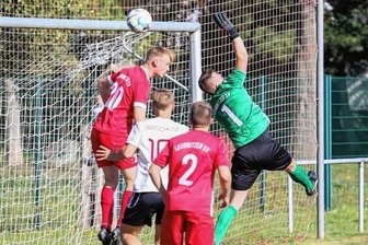 Leubnitz kassiert erste Niederlage - Der Leubnitzer Torhüter Niklas Hammerschmidt (grünes Trikot) unterläuft hier einen Flankenball. Für die Leubnitzer gab es beim 1:6 in Weischlitz nichts zu lachen. 
