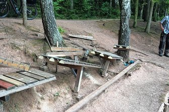 Leubnitz: Unbekannte zersägen Bank am Stauweiher - Am Stauweiher im Werdauer Wald hatten sich Senioren ihre eigene Bank gebaut. Die wurde jetzt von Unbekannten zersägt. Foto: Roland Schmutzler/PF