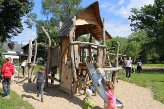 Leubnitzer Kinder haben endlich wieder einen Spielplatz - Die Kinder stürmten auf das neue Klettergerüst mit Rutsche.
