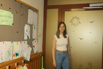 Leubnitzer Kindergarten droht ohne Sanierung das Aus: Wie die Gemeinde das Problem lösen will - Der Kindergarten muss saniert werden. Auch Kita-Leiterin Gina Spranger, an der Tür zum Schlossbereich stehend, ist optimistisch.