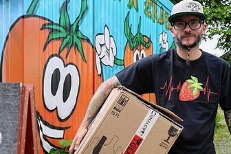 Leubnitzer Kultkneipe "Erdbeerschänke" zieht um - Statt am Herd zu stehen, stellt "Erdbeerschänken"-Chef Ronald Otto derzeit Umzugskartons zusammen. 