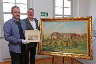 Leubnitzer Schloss findet einen neuen Platz im Werdauer Museum - Museumschef Markus Döscher (li.) bekam von Andreas Wimmer ein großformatiges Bild überreicht.