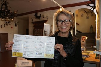 Leubnitzer Schlossverein plant ein Jahr voller Musik und Kunst - Die Vorsitzendes des Leubnitzer Schlossfördervereins, Ursula Klebert, zeigt das neue Jahresprogramm. Los gehen soll es mit dem Valentinskonzert am Samstag, 12. Februar. 