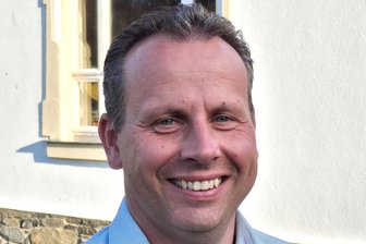 Leubsdorf: Am Bahnhof soll eine große PV-Anlage entstehen - Der Leubsdorfer Bürgermeister Dirk Fröhlich hat zur Gemeinderatssitzung eingeladen.