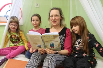 Leubsdorf liest kommt gut an - Kerstin Loose, Erzieherin der Kita „Kunterbunt“ las aus dem Buch „Das kleine Klugscheisserchen“ vor.