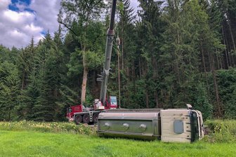 Leubsdorf: Milchtransporter kippt um - Straße voll gesperrt - 