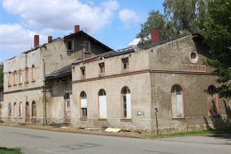 Leubsdorf: Neuer Gemeinderat wird sich mit Bahnhof im Ortsteil Hohenfichte befassen - Der alte Bahnhof in Hohenfichte verfällt seit Jahren.