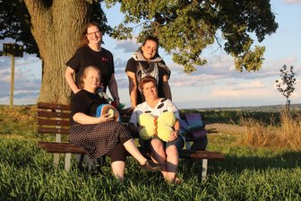 Leubsdorfer Handwerker- und Handarbeitsmarkt in Schellenberg - Denise Riedel und Kati Zenker (sitzend v. l.) Mandy Hielscher und Iliane Reichel (stehend v. l.).