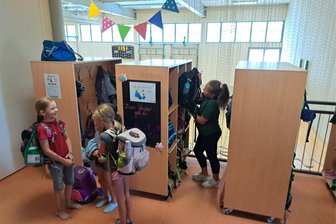 Leubsdorfer Hortkinder bekommen ein neues Haus - Aus dem Bereich der Hort-Garderobe kann man in die Leubsdorfer Sporthalle hineinschauen.