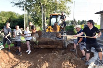 Leubsdorfer Jugendclub-Crew bereitet Jubiläum vor - Schaufeln fürs Jubiläum - Fünfjähriges Jubiläum feiert der Jugendclub Leubsdorf. Noch heißt es tatkräftig zupacken, um die Außenanlage auf Vordermann zu bringen.