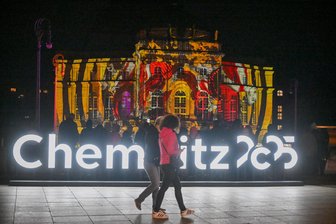 Leuchten die Kunstwerke auf dem "Light Our Vision" ein? Das sagen die Besucherinnen und Besucher - Das „Light Our Vision“ 2025 ist vom 24. bis 27. September zu sehen. Ein Highlight ist die großflächige Installation auf der Opernfassade am Theaterplatz.