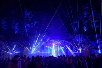Leuchtende Steine: Musik bringt Dittersdorfer Steinbruch wieder zum Funkeln - Die Lasershow und die ständig wechselnde Beleuchtung der Kulisse im Steinbruch machen die „Leuchtenden Steine“ zu einem einzigartigen Open-Air-Spektakel.
