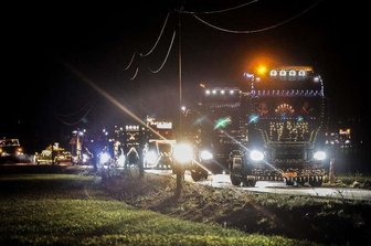 Leuchtender Fahrzeugtross in Mülsen stimmt auf Weihnachten ein -