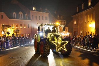 Leuchtendes Spektakel: Lichterfahrt rollt durchs Erzgebirge - Entlang der Strecke wartetet massenweise Zuschauer auf die Fahrzeuge.