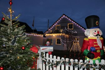 Leuchtendes Weihnachtsparadies im Vogtland: Für dieses geschmückte Haus gibt es sogar ein eigenes Lied – „das hat mich mitten ins Herz getroffen“ - Jeden Abend leuchtet das Weihnachtshaus in Kürbitz.
