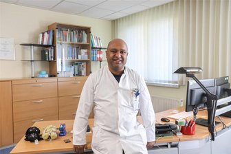 Leuchtturm für Chemnitz: Neuer Chefarzt will Augentumorzentrum aufbauen - Angekommen: Der neue Chefarzt der Augenklinik, Professor Vinodh Kakkassery, in seinem Büro im Klinikum. Seit 1. August leitet er die Klinik.