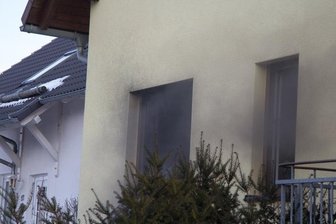 Leukersdorf: 15-Jähriger nach Hausbrand im Krankenhaus - Im Kinderzimmer eines Einfamilienhauses am Sonnenhang in Leukersdorf ist am Montagnachmittag ein Brand ausgebrochen.