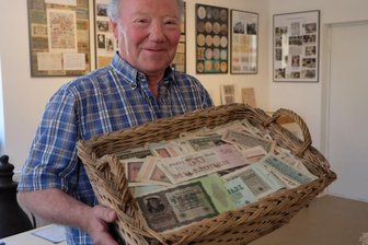 Leukersdorfer Milliardär trägt sein Geld in Körben - Mit Körben wurde das Geld in der Inflationszeit von 1919 bis 1923 von den Banken abgeholt und als Lohn ausgezahlt. Günter Gränitz hat dazu an einer Sonderschau in der Leukersdorfer Heimatstube mitgewirkt. 
