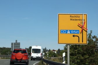 „Leute stehen schnell unter Zeitdruck“: Umleitungs-Schilder sorgen für großen Ärger in Waldenburg - Ein Hinweisschild an der A 4 in Glauchau. Der Abschnitt über die B 175 nach Waldenburg ist gesperrt. Dabei können Autos über die Altenburger Straße und die Grünfelder Straße fahren.