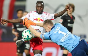 Leverkusen führt RB Leipzig im eigenen Stadion vor - Furioser 4:1-Erfolg - Leipzigs Naby Deco Keita (l) und Leverkusens Torwart Bernd Leno im Zweikampf.